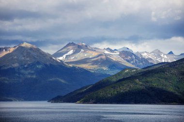 Beagle Kanalı 'ndan. And Dağları. Magellan Boğazı gibi, Beagle Boğazı da Tierra del Fuego ve Antarktika arasında yer almaktadır. Boğazın kuzeybatısında Cordillera - Darwin dağ sistemi bulunur..