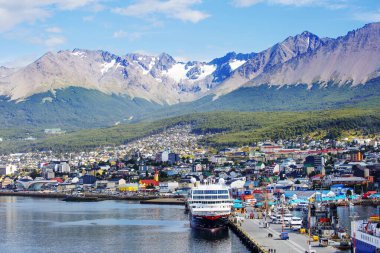 Ushuaia, Arjantin, 02 / 22 / 2020, deniz manzaralı. Ushuaia Arjantin 'in en güneydeki şehridir (ve tüm gezegendeki bazı kaynaklara göre).