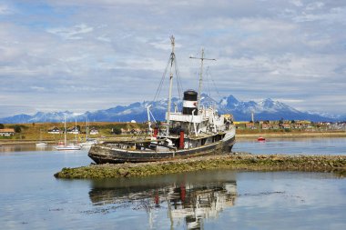 Ushuaia, Arjantin, 02 / 22 / 2020, kıyıda eski bir römorkör kalıntıları. Bu, Arjantinlilerin 2. Dünya Savaşı 'nın bitiminden sonra gemiden geriye kalanları kaldırmak için Amerikalılardan aldıkları 