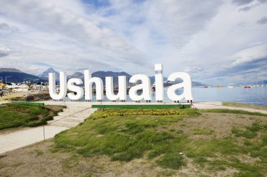 Ushuaia, Arjantin, 02 / 22 / 2020, şehrin adı yazılı. Turistlerin fotoğraf çekmeyi sevdiği bir gözlem güvertesi..