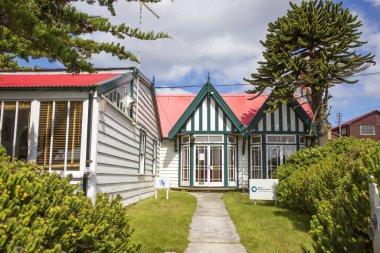 Port Stanley, Falkland Adaları, 02 / 24 / 2020, şehir manzarası. Şehirdeki neredeyse bütün evler ahşaptan yapılmıştır. Evin önünde manikürlü çimenler var..