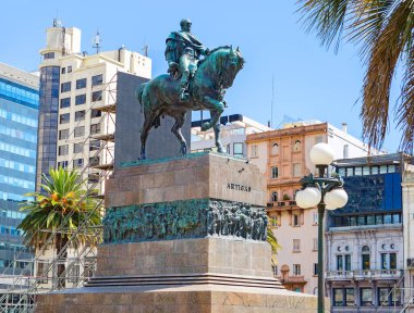 Montevideo, Uruguay, 02 / 28 / 2020, Independence Meydanı 'ndaki Artigas anıtı. Jose Artigas anıtı Independence Meydanı 'nda yer almaktadır. Anıt, Uruguay 'ın ulusal kahramanı Jose Gervasio Artigas onuruna dikildi.. 