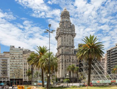 Montevideo, Uruguay, 02 / 28 / 2020, Palacio Salvo. Independence Meydanı, Uruguay-Palacio salvo 'nun başkentindeki en yüksek binadır. 26 katlı gökdelen 1927 'de o zamanki moda sanat deco tarzında inşa edildi.. 
