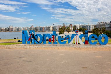 Montevideo, Uruguay, 02 / 28 / 2020, şehrin adı yazılı. Şehrin adı verilen heykel, setin çarpıcı manzarasını sunan bir tepenin üzerinde yer alıyor..