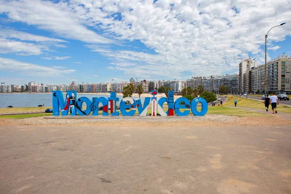 Монтевідео Уругвай 2020 Напис Назвою Міста Скульптура Міста Розміщена Пагорбі — стокове фото