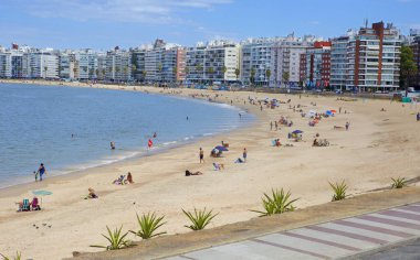 Montevideo, Uruguay, 02 / 28 / 2020, şehir plajı. Burası şehrin, granit bankalarla kaplı, Positos plajlı gezinti alanı. Kıyı bölgesi beyaz ince kumdur, ayaklarınızın altında hoş bir şekilde şıngırdar..