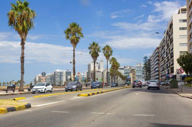 Montevideo, Uruguay, 02 / 28 / 2020, Rambla caddesi boyunca. Montevideo 'daki Rambla, La Plata Körfezi boyunca 20 kilometre uzanan büyük bir gezinti alanıdır..