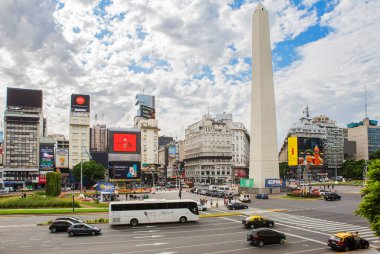 Buenos Aires, Arjantin, 02 / 29 / 2020, Cumhuriyet meydanında Obelisk. Dikilitaş, kentteki başlıca ibadet yerlerinden biri ve birçok kültürel ve gayri resmi etkinliğin mekanıdır. Dikilitaş 1936 baharında inşa edildi.