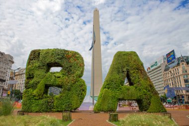 Buenos Aires, Arjantin, 02 / 29 / 2020, Cumhuriyet meydanında Obelisk ve BA. Dikilitaş, kentteki başlıca ibadet yerlerinden biri ve birçok kültürel ve gayri resmi etkinliğin mekanıdır. Dikilitaş 1936 baharında inşa edildi.