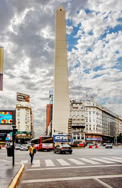 阿根廷布宜诺斯艾利斯 2020年2月29日 共和国广场上的方尖碑 方尖碑是该城主要的礼拜场所之一 也是许多文化和非正式活动的场所 方尖碑建于1936年春 — 图库照片