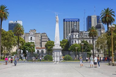 Buenos Aires, Arjantin, 02 / 29 / 2020, Plaza de Mayo. Mayo Piramidi ya da Mayıs Piramidi. Piramide de Mayo, Plaza de Mayo 'nun tam ortasında yer alan ana sembolüdür. Anıt XIX yüzyılın başında inşa edildi..