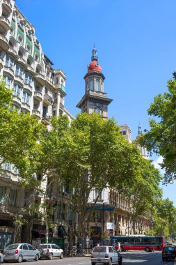 Buenos Aires, Arjantin, 02 / 29 / 2020, Edificio La Inmobiliaria binası. Eskiden Heinlein Sarayı olan eski bina artık modern amaçlar için kullanılıyor..
