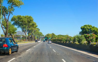 Buenos Aires, Arjantin, 03 / 01 / 2020, şehirden Temayken Zooya giden yol. Bizi Temaiken hayvanat bahçesine götüren büyük bir otoyol..