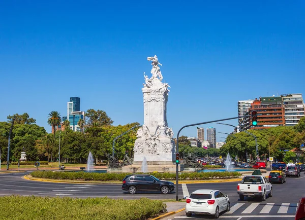 Buenos Aires, Arjantin, 03 / 02 / 2020, İspanyol Anıtı. Magna Carta anıtı ve dört Arjantin bölgesi 13 Mart 1927 'de açıldı.. 