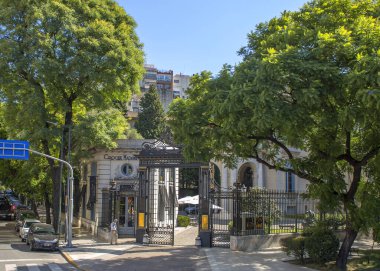 Buenos Aires, Arjantin, 03 / 02 / 2020, Ulusal Dekoratif Sanatlar Müzesi 'ne giriş. Müze binası, mimar Rene Serjeant tarafından XX yüzyılın başında inşa edilmiş bir saray. Binanın mimarisi neoklasik tarzda..