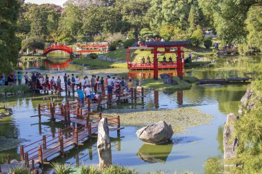 Buenos Aires, Arjantin, 03 / 01 / 2020, Japon bahçesinde bir grup davulcu sahne alıyor. Akşamları, Japon sanatçıların gösterileri bahçe sahasında düzenlenir. Seyirciler performanslarını dinliyor..