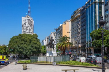 Buenos Aires, Arjantin, 03 / 02 / 2020, Don Kişot anıtı. Don Kişot için 9 Temmuz Bulvarı 'nda bir anıt var. İkinci Arjantin Başkenti Vakfı 'nın 400. yıldönümü için 1980 yılında kuruldu..