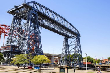 Buenos Aires, Arjantin, 03 / 02 / 2020, Nicholas Avellaneda feribot köprüsü. Bu eşsiz bir mühendislik yapısı, ama artık çalışmıyor. Bu eski platform köprüsü, Riachuelo nehri üzerinde feribot gibi yayalar, arabalar ve tramvaylar taşıyordu.. 