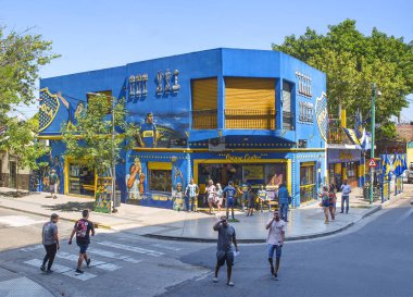 Buenos Aires, Arjantin, 03 / 02 / 2020, La Boca bölgesi. Şehrin bu kısmı alışılmadık renkli evler, eğlence karnavalları ve çoğu yaratıcı insanlar ile bilinir..