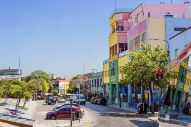 Buenos Aires, Arjantin, 03 / 02 / 2020, La Boca bölgesi. Şehrin bu kısmı alışılmadık renkli evler, eğlence karnavalları ve çoğu yaratıcı insanlar ile bilinir..