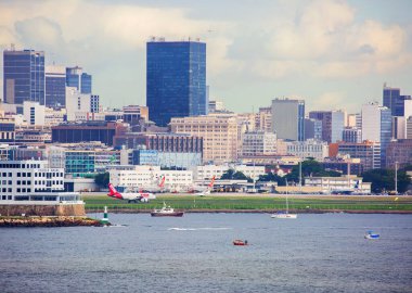 Rio de Janeiro, Brezilya, 03 / 06 / 2020, deniz manzaralı şehir. Galean Uluslararası Havaalanı. Brezilya 'nın Rio de Janeiro kentine hizmet veren Galean uluslararası havaalanı 20 km' de yer almaktadır. Şehir merkezinden. Uçak piste iniyor..