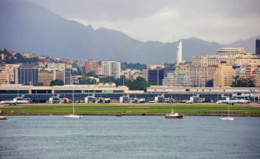 Rio de Janeiro, Brezilya, 03 / 06 / 2020, deniz manzaralı şehir. Galean Uluslararası Havaalanı. Brezilya 'nın Rio de Janeiro kentine hizmet veren Galean uluslararası havaalanı 20 km' de yer almaktadır. Şehir merkezinden. Uçak piste iniyor..