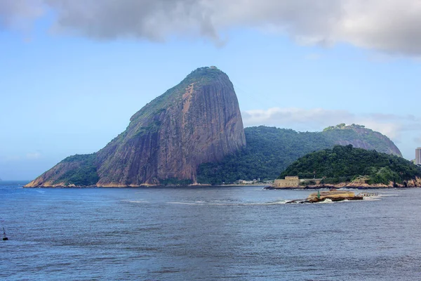 巴西里约热内卢 2020年6月3日 Sugarloaf山 从海上看 苏加洛夫山耸立在瓜那巴拉湾上方 达到396米 美丽的城市景色 缆车把游客拉到山顶 — 图库照片