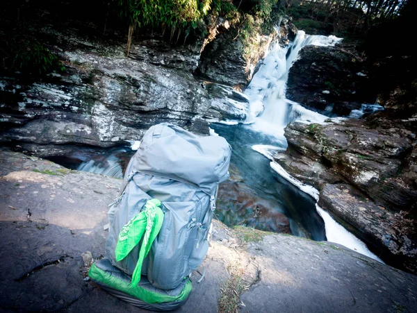 Backpack By The Waterfall — Stock Photo, Image