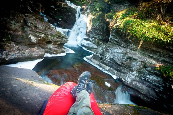 Wandelaar ontspannen door een waterval — Stockfoto