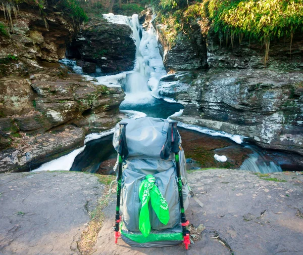 Mochila en frente de la cascada Fotos de stock