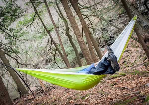 Hiker hängande i en hängmatta — Stockfoto