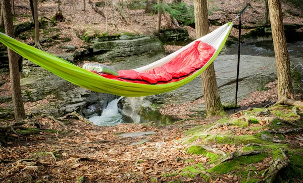 Hängematte am Bach — Stockfoto