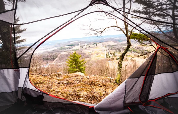 Tente installée avec une vue panoramique — Photo