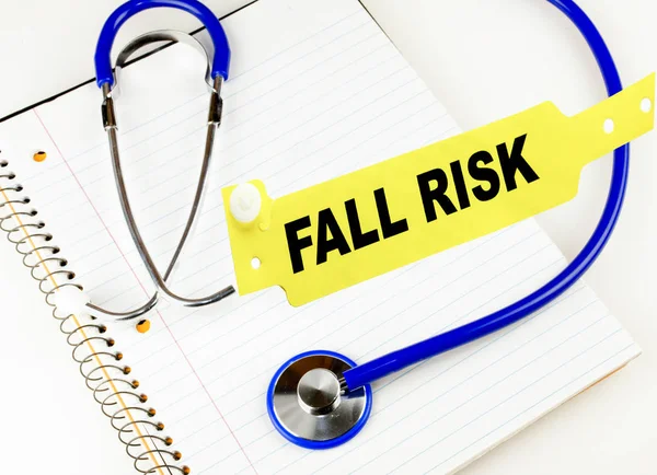 Náramek riziko pádu s stetoskop — Stock fotografie
