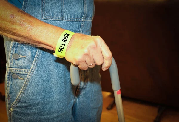 Uomo anziano Un rischio di caduta a piedi con una canna — Foto Stock