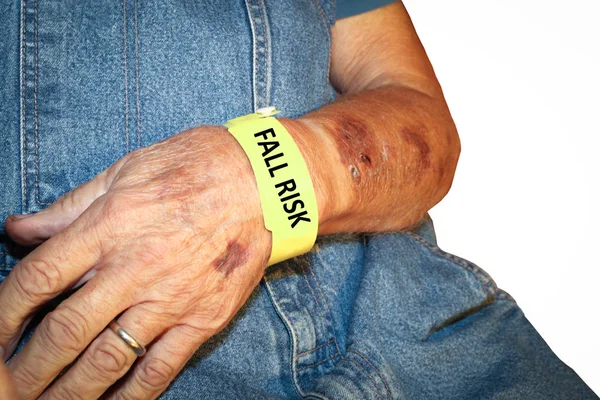 Ouderen Man Dragen Val Risico Armband Rond Pols — Stockfoto