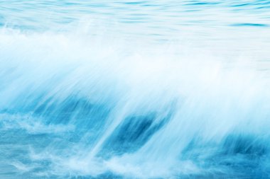 Splasing deniz dalgaları, kasıtlı uzun pozlama soyut resim