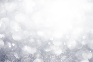 Gümüş pırıltılı Noel ışıkları. Bulanık arka plan