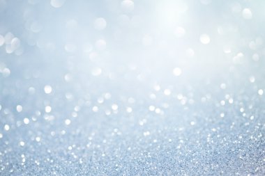 Gümüş pırıltılı Noel ışıkları. Bulanık arka plan