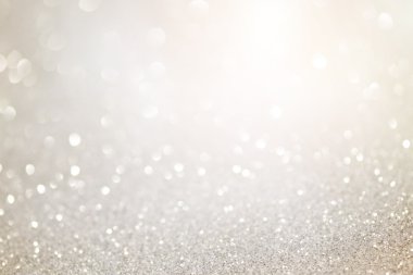 Gümüş pırıltılı Noel ışıkları. Bulanık arka plan