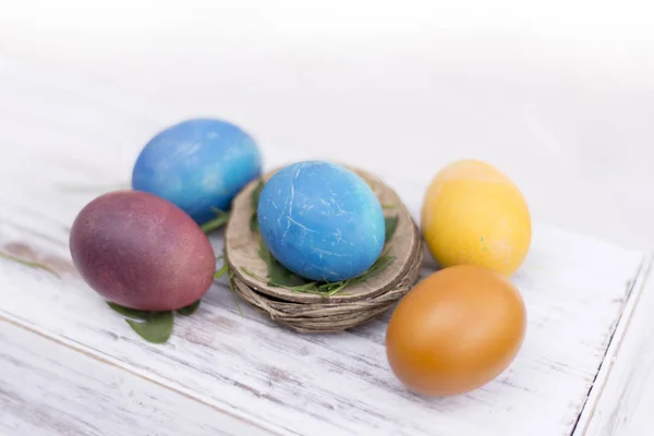 Пасхальные яйца на деревянном фоне. — стоковое фото
