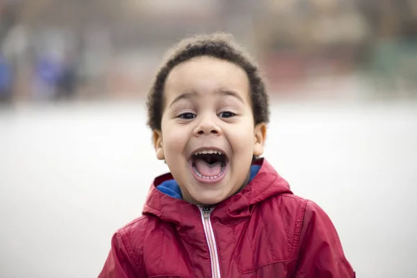 Retrato de un hermoso niño con una enorme sonrisa — Foto de Stock