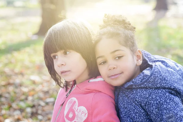 Foto de cerca de dos hermosas chicas, concepto de diversidad —  Fotos de Stock