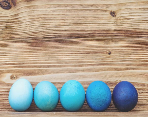 Œufs de Pâques colorés sur fond en bois. — Photo