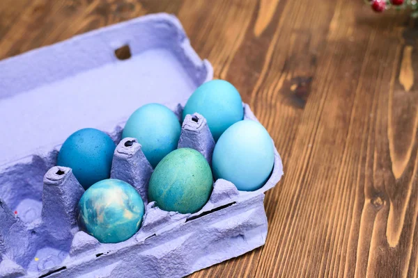 Bunte Ostereier auf Holzgrund. — Stockfoto