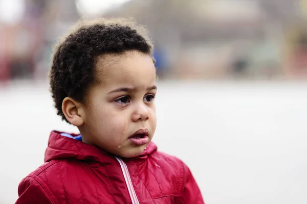 Portréja egy kicsit ideges totyogó fiú sír. — Stock Fotó