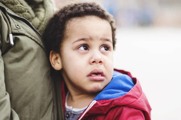 Portret trochę zdenerwowany chłopak maluch płacze. — Zdjęcie stockowe