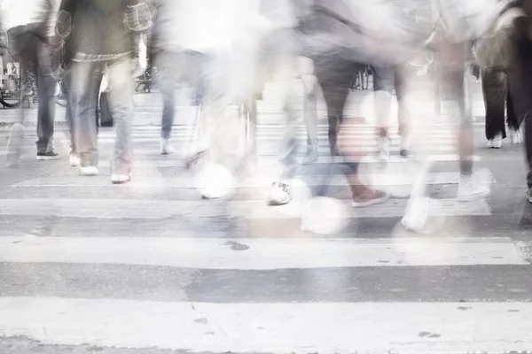 Filtrado difuminado abstracto personas fondo, siluetas irreconocibles de personas caminando en una calle — Foto de Stock