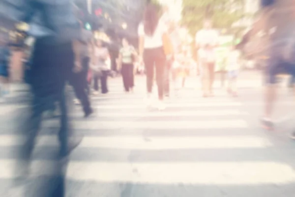 Sfocatura filtrata persone astratte sfondo, sagome irriconoscibili di persone che camminano su una strada — Foto Stock