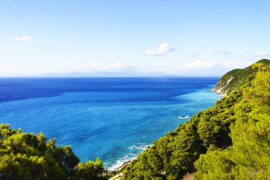 Güzel tropikal deniz, dağ Üstten Görünüm